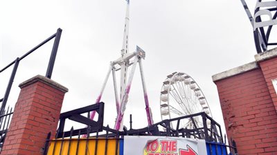 تكلفة الرحلة 3 ملايين جنيه إسترليني.. إحدى ألعاب الملاهي تترك الركاب عالقين في الهواء لمدة نصف ساعة