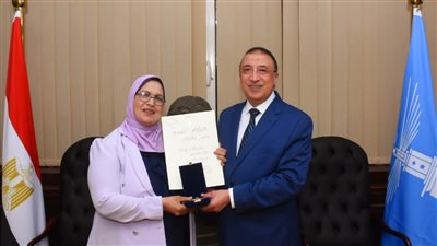 محافظ الإسكندرية يسلم الأم المثالية وسام الكمال من الطبقة الثانية 