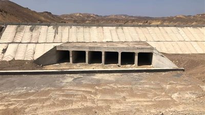 البحر الأحمر ترفع حالة الطوارئ قبل موسم الأمطار والسيول.. ولجنة تتفقد المخرات والبرابخ| صور