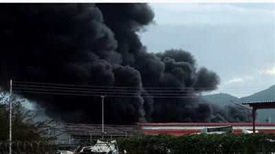  عاصفة رعدية تشعل حريقًا كبيرًا في مصفاة للنفط بفنزويلا| فيديو