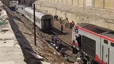 دون إصابات.. خروج عربتي قطار عن القضبان في محطة دمنهور بالبحيرة | بث مباشر