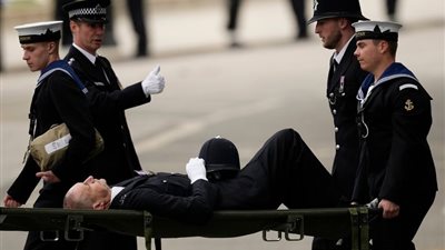 الإغماءات تتوالى.. ضابط شرطة يفقد وعيه خلال جنازة الملكة إليزابيث الثانية