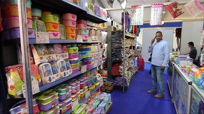 البنطلون بـ 55 جنيهًا.. تخفيضات هائلة في معرض أهلًا مدارس بالمنيا | بث مباشر