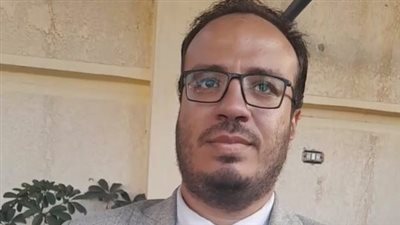 أستاذ بجامعة الإسكندرية يروي قصة كفاحه: اتبلغت بتعييني معيد وأنا بشيل رملة بـ20 جنيه لمساعدة والدتي| بث مباشر