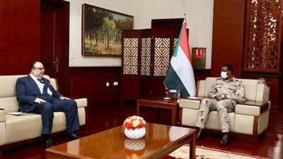 دفع التعاون بجميع المجالات.. السفير المصري في الخرطوم يلتقي نائب رئيس مجلس السيادة الانتقالي 