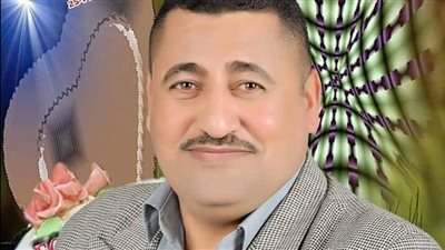 مدير مدرسة بأسيوط ينصح الطلاب: لا تتقيد بالمظاهر واستخدم كشكول العام الماضي