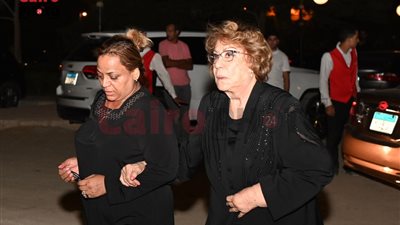 هاني شاكر وتامر مرسي وسميحة أيوب أبرز الحاضرين في عزاء زوجة الفنان خالد زكي | صور