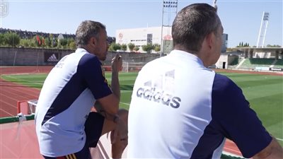 لعدم الصريخ.. أنريكي يستخدم لاسلكي في تدريبات المنتخب الإسباني