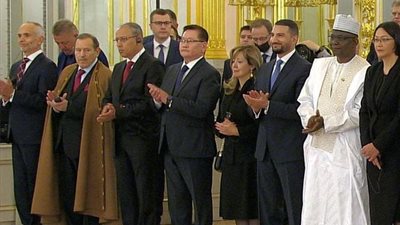 السفير المصري بروسيا يتفقد الجناح المصري بمعرض موسكو للأثاث والتصميمات