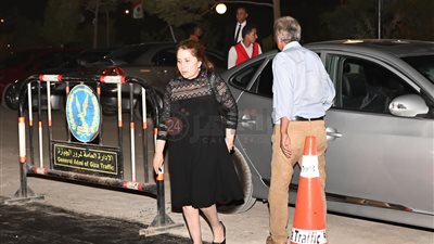 ظهور نادر للفنانة بوسي في عزاء زوجة خالد زكي