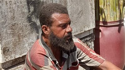 مدرس يفترش الشارع بقنا بسبب صدمة نفسية.. والأهالي: جبناله شقة وحرقها | تفاصيل