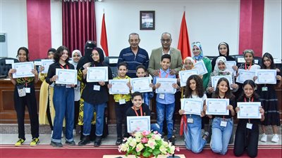 وكيل تعليم بورسعيد يكرم طلابًا حولوا جدران المدارس إلى لوحات فنية | صور 