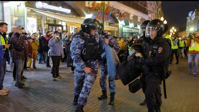 بالتزامن مع هروب الروس واحتجاجات التعبئة الجزئية.. الكرملين: لم نغلق الحدود بعد