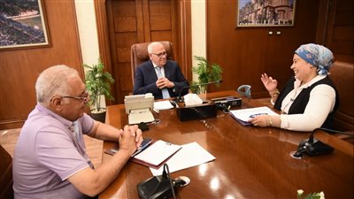 محافظ بورسعيد يبحث استعدادات الاحتفال بالعيد القومي للمحافظة 