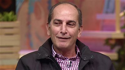 أسرة هشام سليم تخفي نبأ وفاته عن والدته | خاص