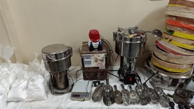 تديره فتاة و3 أشخاص.. ضبط مصنع للمواد الخام للبودرة والأيس بحدائق الأهرم