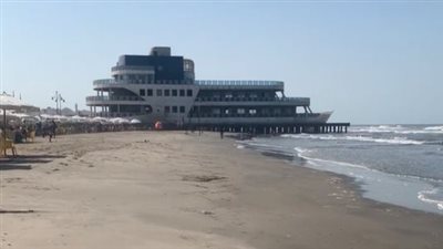 بسبب ارتفاع الأمواج.. رفع الرايات السوداء ومنع نزول المصطافين إلى شواطئ بورسعيد | بث مباشر 