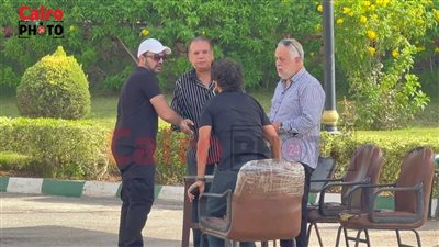 توافد الفنانين على مسجد الشرطة للمشاركة في جنازة هشام سليم | بث مباشر 