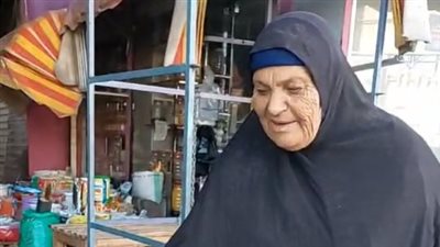  الحاجة مسعودة تروي قصة كفاحها وبيع الأحذية البلاستيكية بـ شوارع طنطا: نفسي أطلع عمرة | بث مباشر 