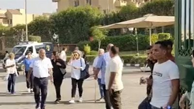 انتهاء صلاة جنازة على الفنان هشام سليم.. والجثمان في طريقه لمثواه الأخير