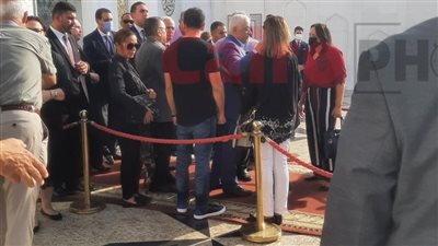 طارق شوقي يتلقى واجب العزاء في وفاة زوجته| صور 