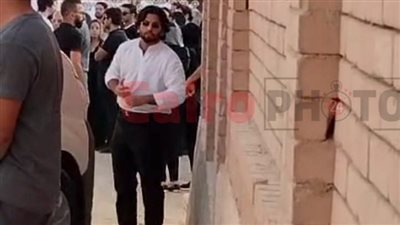 ظهور نجل هشام سليم في المقابر لتوديع والده إلى مثواه الأخير | صور
