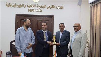 المعهد القومي للبحوث الفلكية والجيوفيزيقية يكرم مدير آثار الفيوم بعد انتهاء مهام عمله 