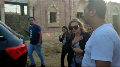 انهيار يسرا بعد دفن جثمان الفنان الراحل هشام سليم | صور