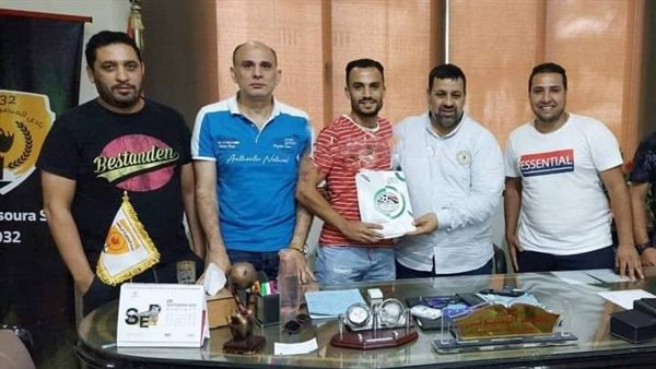 إسلام حمدينو يوقع