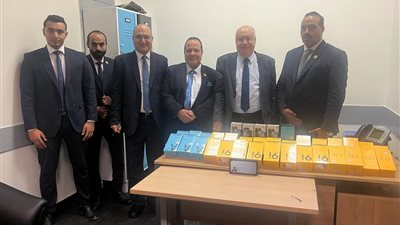 ضبط راكب حاول تهريب 51 تليفون محمول عقب وصوله من الكويت