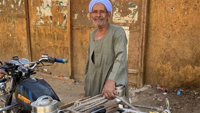  أشهر بائع لبن من 45 عاما بالأقصر يكشف أسرار المهنة ويوجه نصائح للشباب