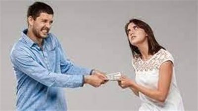 الإفتاء: الزوجة لها ذمتها المالية المستقلة.. ولا يجوز إجبارها على الإنفاق من راتبها في البيت