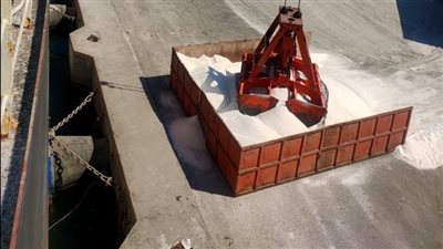 لأول مرة.. تصدير 45 ألف طن ملح مغسول لكينيا من شرق بورسعيد | صور 