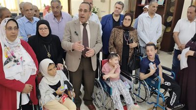 محافظ شمال سيناء يوزع 25 كرسيا متحركا على ذوي الهمم 