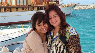 إلهام شاهين تتغزل في شيرين عبد الوهاب أمام البحر: بحب طيبتك وتلقائيتك 