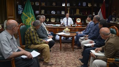 محافظ القليوبية يجتمع برؤساء مدن لتطوير وتحسين منظومة النظافة ورفع الإشغالات