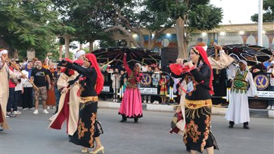 وسط تفاعل جماهيري.. مهرجان الإسماعيلية الدولي للفنون الشعبية يبدأ فعالياته بديفيليه استعراضي | صور