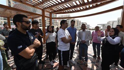 الإسكان تنظم جولة لأساتذة وطلاب الجامعة الأمريكية بالقاهرة بمدينة العلمين