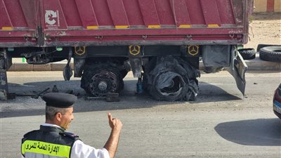 انفجار إطار سيارة نقل يتسبب في كثافة مرورية بطريق الإسكندرية الصحراوي