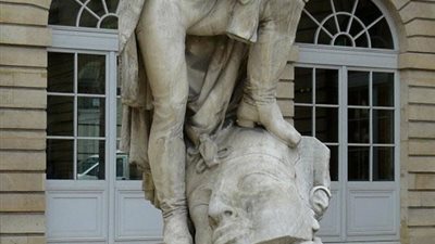 كبير الآثاريين عن تمثال شامبليون: مهين للحضارة المصرية ونطالب رؤساء البعثات الأثرية الفرنسية بإزالته 