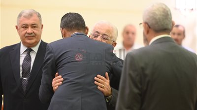 محمود المملوك يؤدي واجب العزاء في وفاة زوجة الدكتور طارق شوقي
