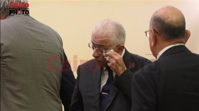 بكاء وحزن طارق شوقي خلال عزاء زوجته في مسجد المشير طنطاوي بالتجمع | بث مباشر