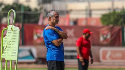 كولر وعبد الحفيظ يعقدان جلسة مع لاعبي الأهلي.. ومحاضرة فيديو قبل مواجهة الزمالك