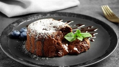 طريقة عمل المولتن كيك بالنوتيلا.. حلوى سريعة يمكن تحضيرها بالمايكرويف