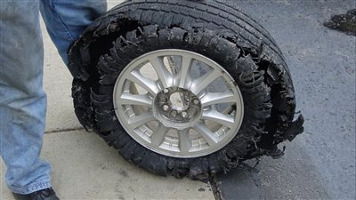 عدم ضبط ضغط الهواء أبرزها.. أسباب انفجار إطارات السيارة فجأة على الطريق