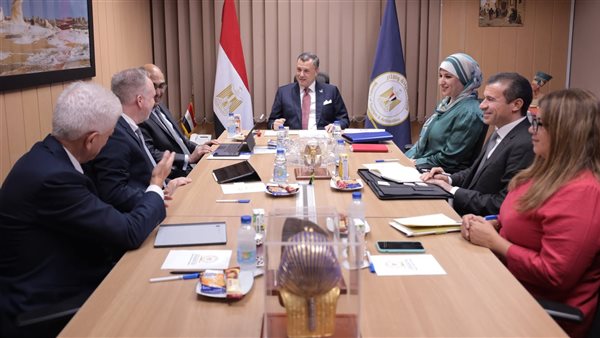 وزير السياحة يجتمع