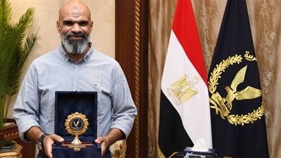 الداخلية تكرم وليد عيسى.. عرض حياته للخطر وطارد سائق طريق السويس المتهور