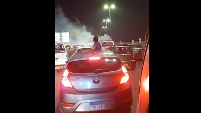 حريق سيارة أعلى محور 26 يوليو بالجيزة.. والحماية المدنية تحاول السيطرة | فيديو 