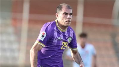 شكله لا يناسب عمره.. لاعب عراقي يثير الجدل بين جماهير كرة القدم العربية