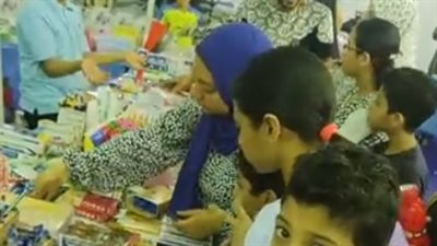 الشنطة بـ 30 جنيها والكشكول بـ 15.. إقبال المواطنين على معرض أهلا مدارس بالإسماعيلية | بث مباشر